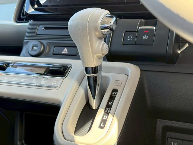 ワゴンRスマイル ハイブリッドX【届出済未使用車】【4WD】 衝突被害軽減 車線逸脱警告 アダプティブクルコン 全方位カメラ付純正9型ナビ CD/DVD フルセグTV Bluetooth HUD LEDライト 両側電動スライド コーナーセンサー シートヒーター(25枚目)