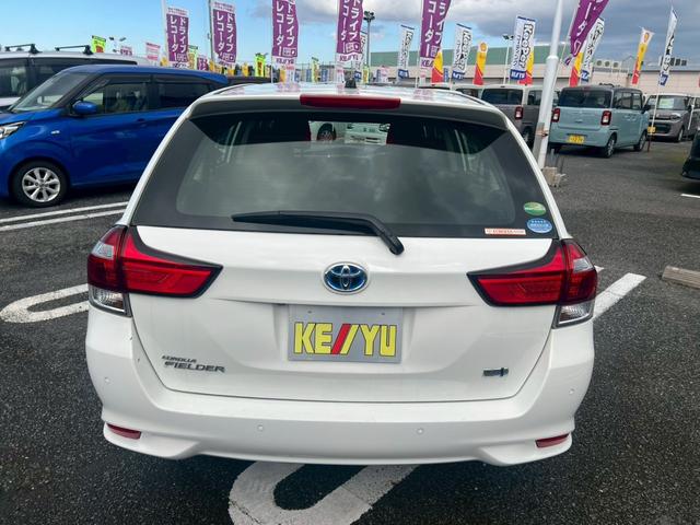 カローラフィールダー ハイブリッド　ＥＸ　衝突被害軽減　車線逸脱警告　社外ナビ　Ｂｌｕｅｔｏｏｔｈ　バックカメラ　コーナーセンサー　スマートキー　プッシュスタート　ＥＴＣ　電動格納ミラー　ウィンカーミラー　８エアバック　オートＡ／Ｃ　禁煙（12枚目）