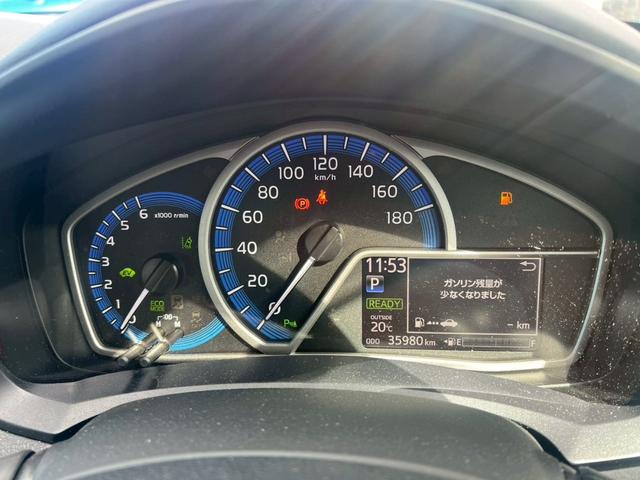 カローラフィールダー ハイブリッド　ＥＸ　衝突被害軽減　車線逸脱警告　社外ナビ　Ｂｌｕｅｔｏｏｔｈ　バックカメラ　コーナーセンサー　スマートキー　プッシュスタート　ＥＴＣ　電動格納ミラー　ウィンカーミラー　８エアバック　オートＡ／Ｃ　禁煙（31枚目）
