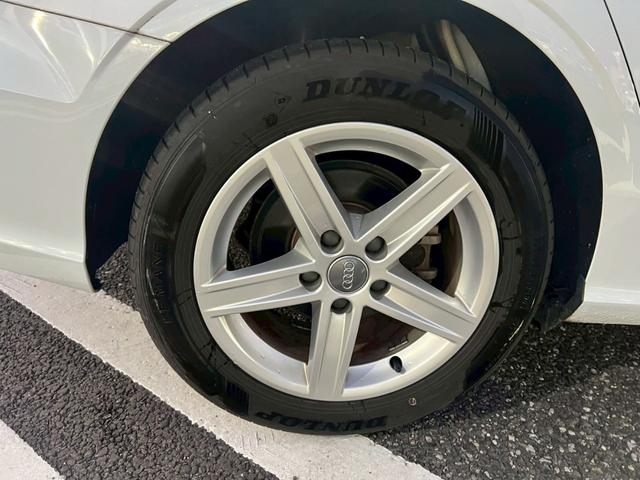 Ａ３セダン １．４ＴＦＳＩ【下取直販】【禁煙】　純正ナビ　ＣＤ／ＤＶＤ再生　フルセグＴＶ　Ｂｌｕｅｔｏｏｔｈ　バックカメラ　ＥＴＣ　ＨＩＤライト　スマートキー　プッシュスタート　クルーズコントロール　コーナーセンサー　電格ミラー　ウィンカーミラー（16枚目）