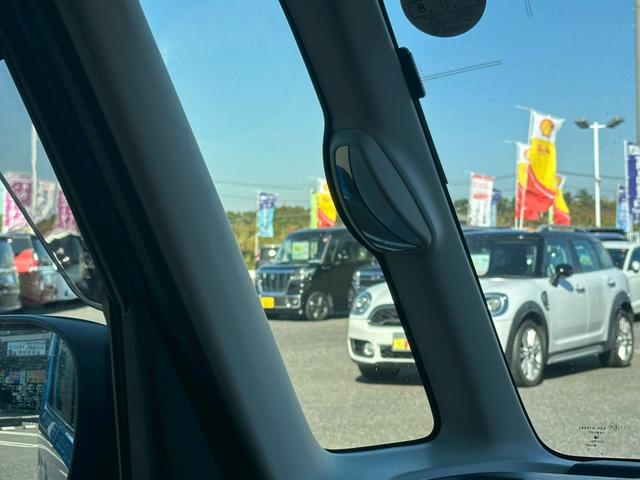 スペーシアカスタム ハイブリッドＸＳターボ【２０２５年製ヨコハマタイヤ】【禁煙】　衝突被害軽減　車線逸脱警告　クルコン　純正８型ナビ　ＣＤ録音　ＤＶＤ再生　フルセグＴＶ　Ｂｌｕｅｔｏｏｔｈ　ヘッドアップディスプレイ　全方位カメラ　ＬＥＤライト　両側電動スライド　コーナーセンサー（31枚目）