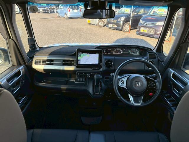 Ｎ－ＢＯＸカスタム Ｌターボ　スタイル＋ブラック　禁煙　両側電動スライドドア　ホンダセンシング　車線逸脱警告　純正８型地デジナビ　バックカメラ　Ｂｌｕｅｔｏｏｔｈ　ＵＳＢ　ＬＥＤオートライト　追従クルコン　半革シート　シートヒーター　パドルシフト　純正アルミ　スペアキー　保証書（4枚目）