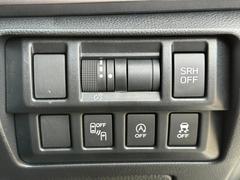 【ブラインドスポットモニター】車線変更時などに斜め後方の確認を支援する安全性能です。隣の車線を走る車両をレーダーで検知するとＬＥＤインジケーターを点灯して注意を喚起します。 6