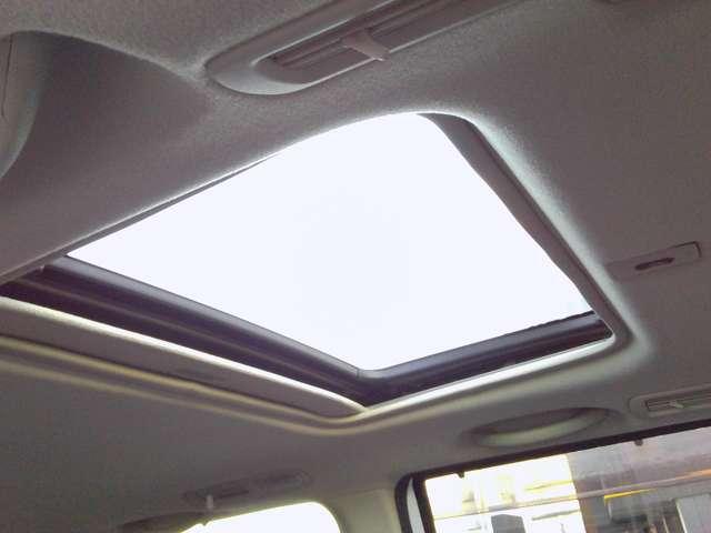 セレナ ハイウェイスター Vエアロセレクション ツインサンルーフ 新品タイヤ メーカーHDDナビゲーション バックモニター ETC 両側オートスライドドア キセノンヘッドライト Wエアコン(7枚目)