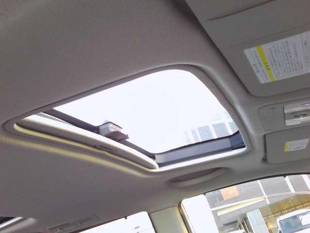 セレナ ハイウェイスター Vエアロセレクション ツインサンルーフ 新品タイヤ メーカーHDDナビゲーション バックモニター ETC 両側オートスライドドア キセノンヘッドライト Wエアコン(9枚目)
