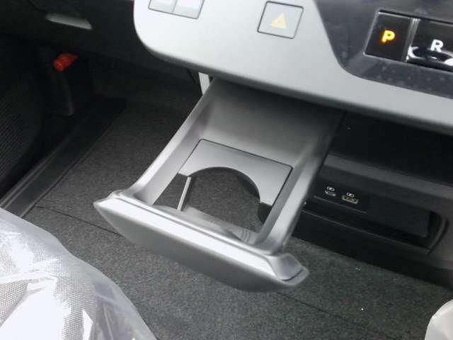 セレナ ｅ－パワー　Ｘ　プロパイロット　雹害車　オーディオレス車　ＬＥＤヘッドライト　エマージェンシーブレーキ　踏み間違い防止アシスト　車速連動ドアロック（11枚目）