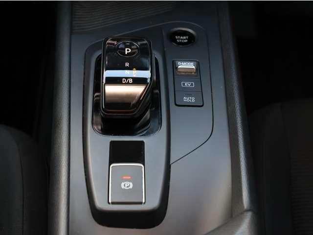 ノート １．２　Ｓ　踏み間違い防止／バックモニター／衝突被害軽　軽減ブレーキ　ＴＶ　ワンオーナー　ＬＤＷ　バックカメラ　インテリキー　イモビライザー　ドライブレコーダー　ワンセグＴＶ付き　整備点検記録簿　ＥＴＣ　オートエアコン　サイドエアバッグ　パワーウインドウ（7枚目）