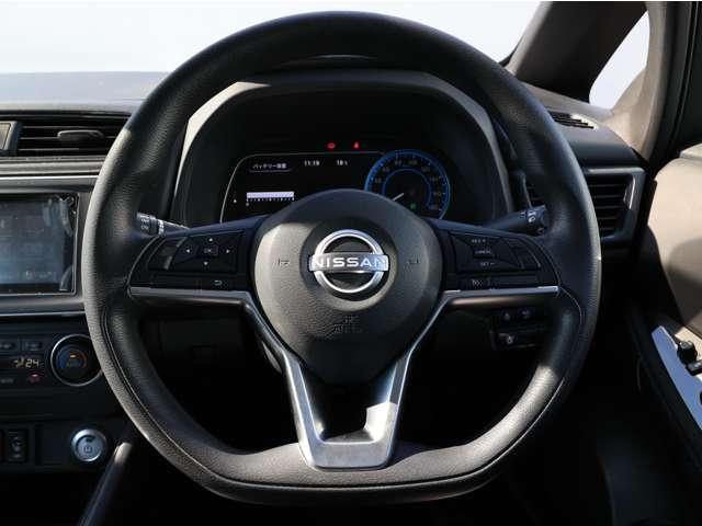 リーフ Ｓ　１２セグ／衝突被害軽減ブレーキ／踏み間違い防　バックモニター　ＬＥＤヘッドライト　インテリジェントキー　クルコン　盗難防止装置　ワンオーナー車　サイドエアバッグ　メモリーナビ　レーンアシスト　メンテナンスノート　パワーウィンドウ　オートエアコン（11枚目）