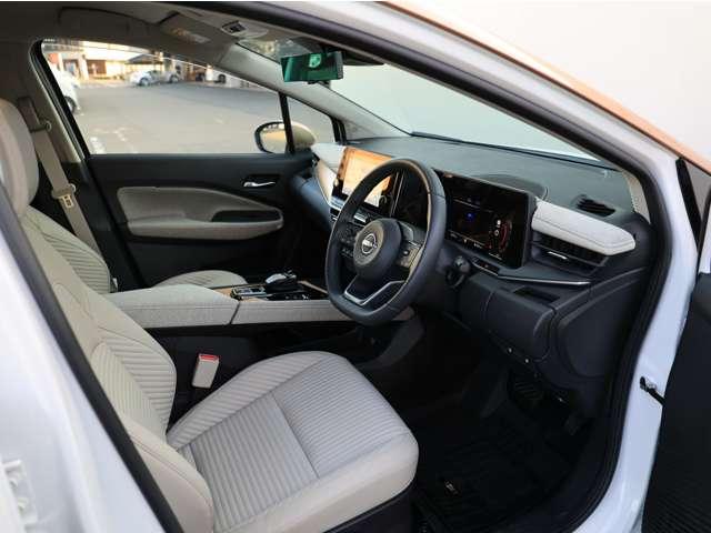 オーラ １．２　Ｇ　ＦＯＵＲ　レザーエディション　４ＷＤ　当社社用車ＵＰ／本革（エアリーグレー色）／ＢＯＳＥ　ワンオ－ナ－車　ＬＫＡ　レザーシート　追従クルコン　禁煙　ＬＥＤライト　バックモニター　インテリキー　４ＷＤ　ＥＴＣ　アルミ　記録簿　サイドカメラ　盗難警報器　キーレスエントリー　オートエアコン（4枚目）