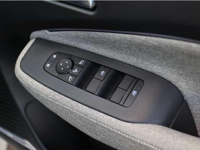 オーラ １．２　Ｇ　ＦＯＵＲ　レザーエディション　４ＷＤ　当社社用車ＵＰ／本革（エアリーグレー色）／ＢＯＳＥ　ワンオ－ナ－車　ＬＫＡ　レザーシート　追従クルコン　禁煙　ＬＥＤライト　バックモニター　インテリキー　４ＷＤ　ＥＴＣ　アルミ　記録簿　サイドカメラ　盗難警報器　キーレスエントリー　オートエアコン（17枚目）