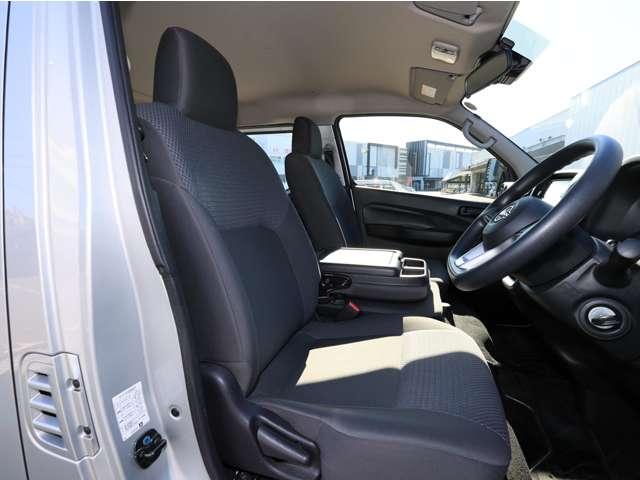キャラバン ２．０　ＤＸ　ロングボディ　当社社用車ＵＰ／バックモニター／衝突被害軽減　踏み間違い衝突防止　エアバック　キーレスエントリー　マニュアルエアコン　ワンセグＴＶ　バックカメラ　パワステ　Ｗエアバック　パワーウィンドウ　メモリーナビ　ＥＴＣ　ＡＢＳ　記録簿　ワンオーナー（5枚目）