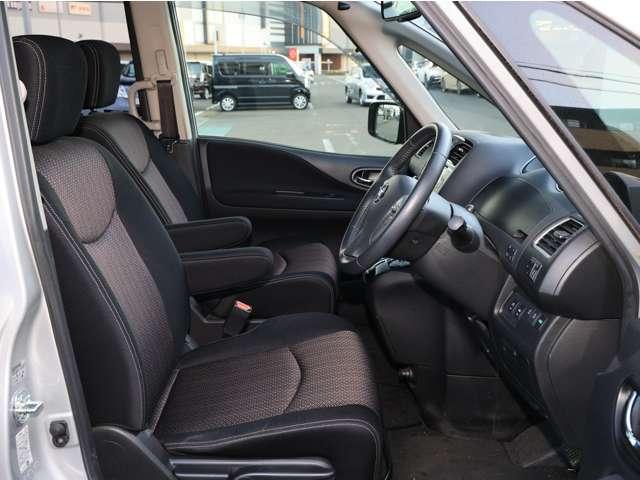 セレナ ２．０　ハイウェイスター　Ｖセレクション＋ＳａｆｅｔｙＩＩ　Ｓ－ＨＹＢＲＩＤ　／後席モニター／衝突被害軽減ブレーキ／踏み　踏み間違い防止装置　Ｒカメラ　インテリジェントキー　レーンキープ　パワーステアリング　ワンオーナー　ＥＴＣ　クルーズコントロール　ドラレコ　ワンセグテレビ　メモリーナビ　ナビＴＶ　ＡＢＳ　キーフリー（4枚目）