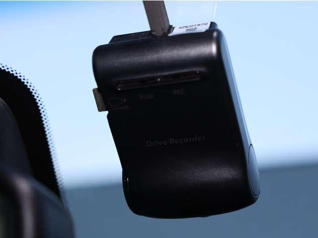 セレナ ２．０　ハイウェイスター　Ｖセレクション＋ＳａｆｅｔｙＩＩ　Ｓ－ＨＹＢＲＩＤ　／後席モニター／衝突被害軽減ブレーキ／踏み　踏み間違い防止装置　Ｒカメラ　インテリジェントキー　レーンキープ　パワーステアリング　ワンオーナー　ＥＴＣ　クルーズコントロール　ドラレコ　ワンセグテレビ　メモリーナビ　ナビＴＶ　ＡＢＳ　キーフリー（14枚目）