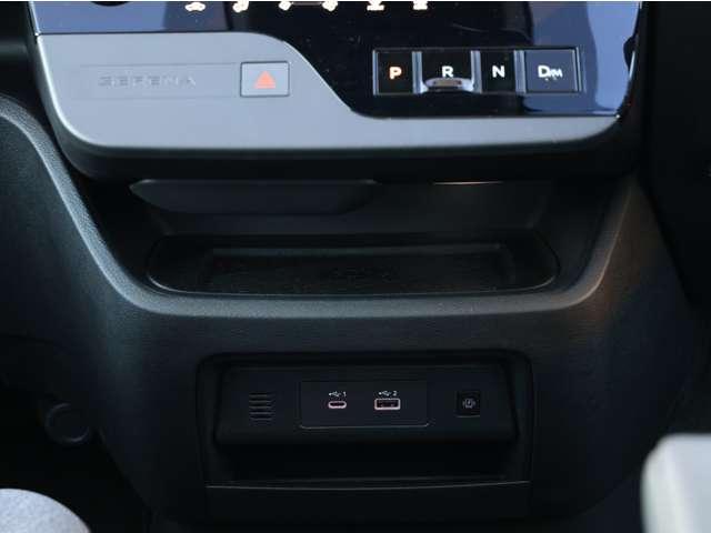 セレナ ２．０　ハイウェイスターＶ　／当社試乗車ＵＰ／後席モニター／プロパイロッ　Ｗ電動スライド　レーダークルコン　レーンアシスト　展示試乗車ＵＰ　ＬＥＤランプ　ワンオーナー車　盗難防止システム　ＥＴＣ装備　カーテンエアバッグ　アルミホイール　キーフリー　メモリ－ナビ　ナビＴＶ（7枚目）