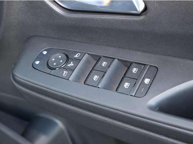 セレナ ２．０　ハイウェイスターＶ　／当社試乗車ＵＰ／後席モニター／プロパイロッ　Ｗ電動スライド　レーダークルコン　レーンアシスト　展示試乗車ＵＰ　ＬＥＤランプ　ワンオーナー車　盗難防止システム　ＥＴＣ装備　カーテンエアバッグ　アルミホイール　キーフリー　メモリ－ナビ　ナビＴＶ（17枚目）