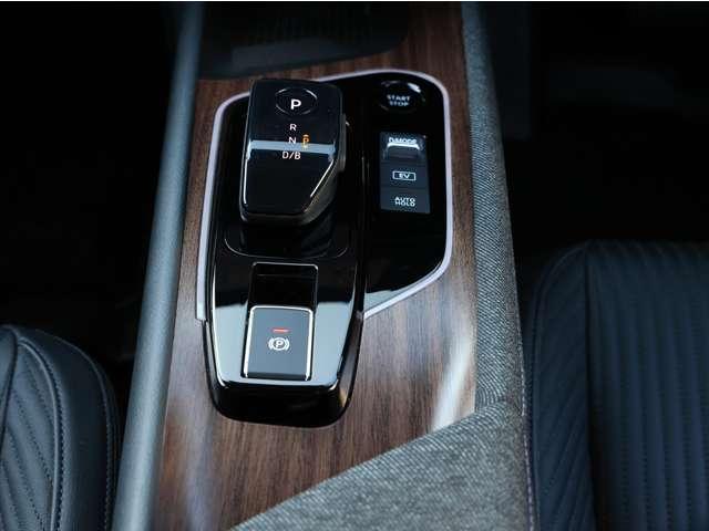 オーラ １．２　Ｇ　レザーエディション　ＢＯＳＥサウンド／ＳＯＳコール／アラウンドビュー　ワンオーナ　追突防止　レーダークルーズ　本革　車線逸脱警報装置　寒冷地仕様　ＬＥＤ　ドライブレコーダー　盗難防止　記録簿　バックモニター　ＥＴＣ　インテリジェントキー　メモリーナビゲーション　ＡＷ（8枚目）