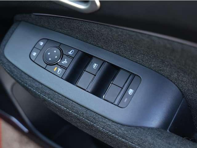 オーラ １．２　Ｇ　レザーエディション　ＢＯＳＥサウンド／ＳＯＳコール／アラウンドビュー　ワンオーナ　追突防止　レーダークルーズ　本革　車線逸脱警報装置　寒冷地仕様　ＬＥＤ　ドライブレコーダー　盗難防止　記録簿　バックモニター　ＥＴＣ　インテリジェントキー　メモリーナビゲーション　ＡＷ（18枚目）