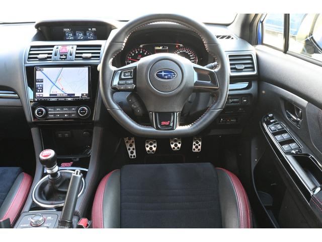 本革巻きステアリングなどもヤブレなどなく、キレイな状態を維持しています。