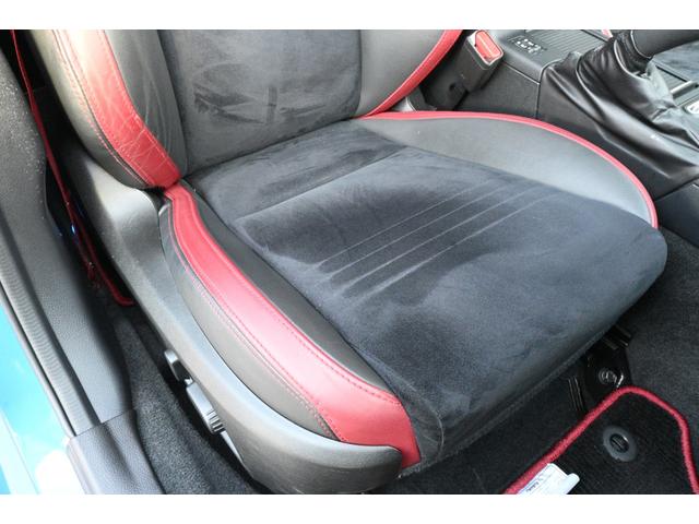 乗り降りで痛みがちな、運転席シート座面もご覧の状態となります。