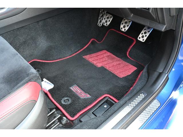 マット＆フロアカーペットは抗菌クリーニング実施済みで気持ちよくお乗り頂けます。＊ディーラーオプションのフットランプ装着車です。