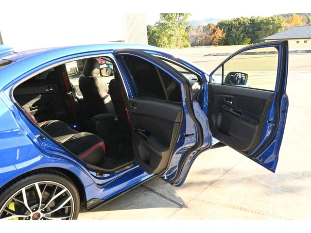 ドア内張に気になるダメージありません。破れやキレなどありません。ドア縁など内側もキレイな状態を維持しています。