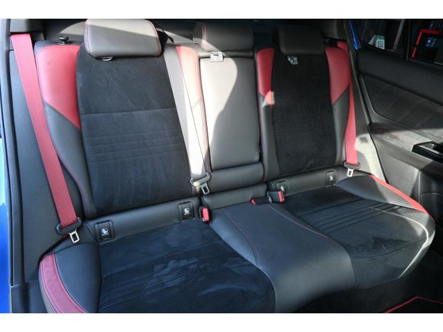 後席は使用感なくフカフカ、キレイな状態を維持しています。