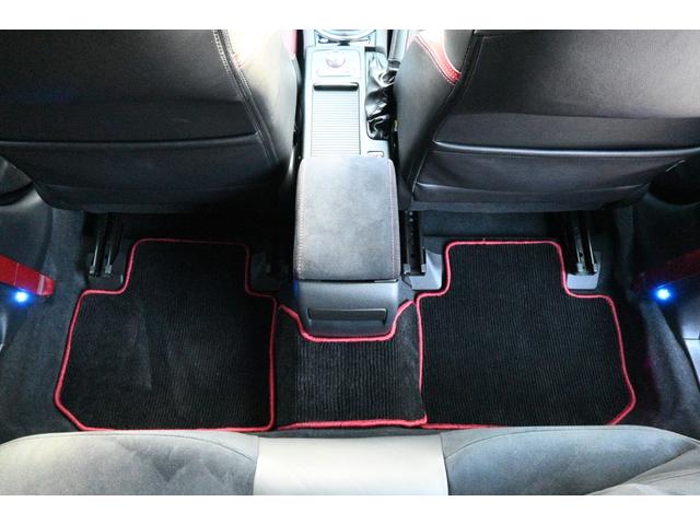 後部座席のフロアマットも綺麗なコンディションです。＊ディーラーオプションのフットランプ装着車です。