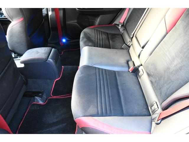 ＊ディーラーオプションのフットランプ装着車です。