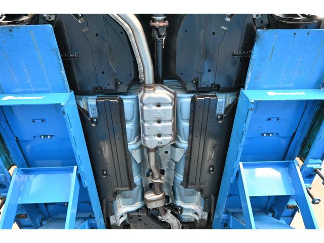 センターフロア下回り画像です。ぶつけてしまったようなキズや修理跡はありません。キレイな状態を維持しています。