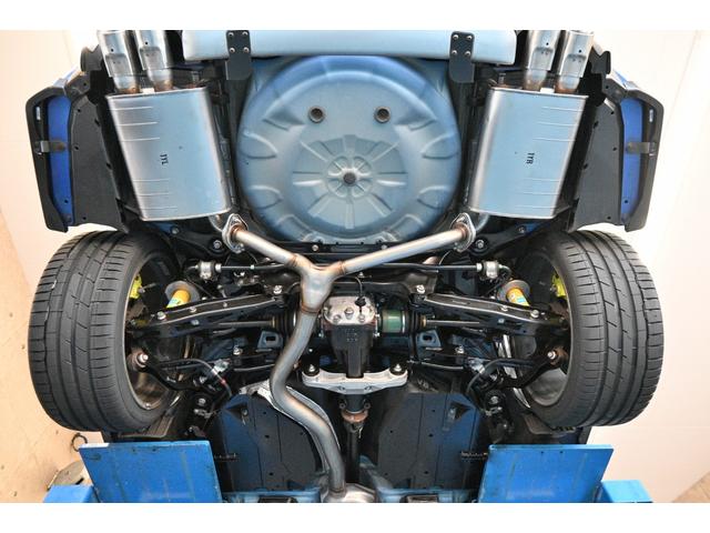 リヤフロアー全体の下周り画像です。マフラー集合部も目立つキズ無し。足廻り周辺についても塩害や腐食などの深刻なダメージは見当たりません。