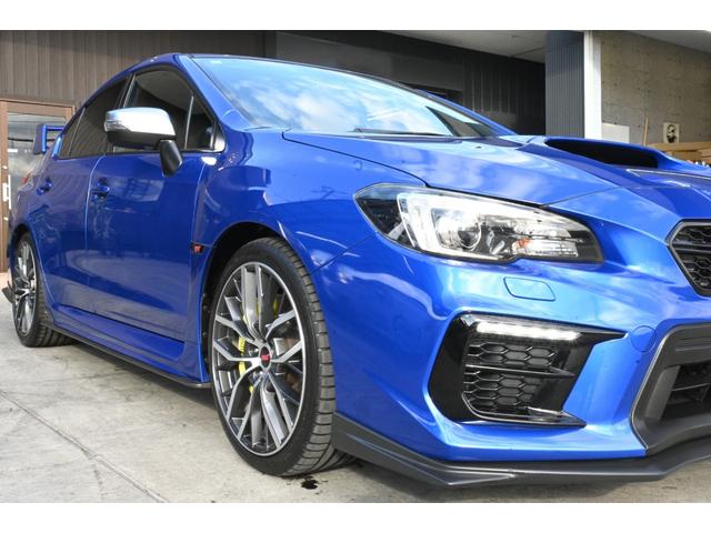 運転席側の側面に板金、塗装履歴はありません。小さなキズや凹みなど、見てわかるレベルのものは、ありません。