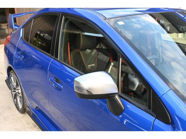 ガラス焼けや染み、樹脂パーツの劣化やゴムモールの変色や変形は最小限に抑えられています。