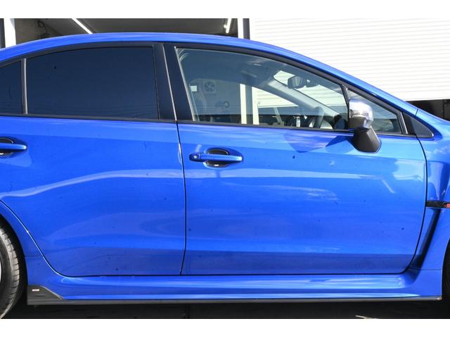 開け閉めでキズが付いてしまう、ドアフチ＆エッジにも気になるキズや凹みなどダメージありません。