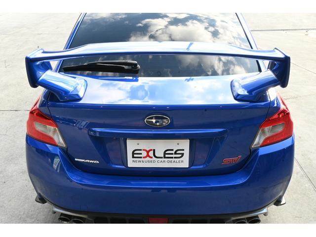 大型リヤウィングも経年劣化で塗装が剥がれて、ツヤなどがないＷＲＸもありますが、こちらはご覧のようにツヤもしっかり、状態良好です。