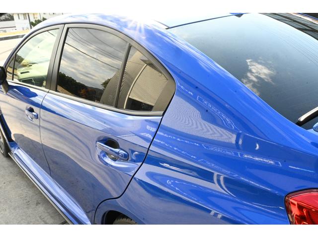 ガラスやゴムモール類の紫外線や雨ざらしによる劣化など大きなダメージ見受けられません。ガラスにも青空駐車でなってしまう、うろこシミなどなくキレイな状態を維持しています。