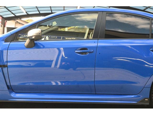 開け閉めでキズが付いてしまう、ドアフチ＆エッジにも気になるキズや凹みなどダメージありません。