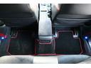 後部座席のフロアマットも綺麗なコンディションです。*ディーラーオプションのフットランプ装着車です。