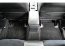 足元はフロアマットまで使用感なくキレイです。もちろん、マット&マット下のカーペットまで抗菌クリーニング済みです。