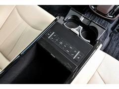 こちらもＧグレードは伝統的に受け継がれる、後席電動リクライニング＆シートヒーター＆オーディオコントロールが後席からも操作できます。 6