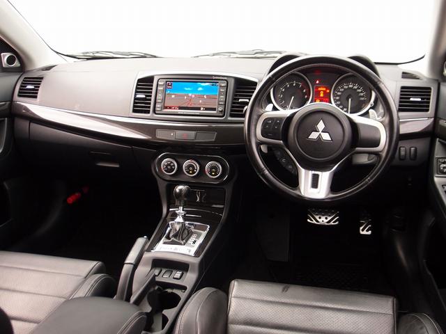 室内は綺麗にルームクリーニング済みとなります。たばこの嫌な臭いや芳香剤の臭いも御座いません。ご希望に応じてＲＥＣＡＲＯ製などのスポーツシートに変更も可能です。お気軽にご相談下さいませ