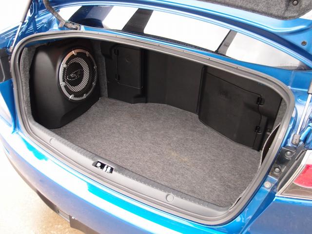 弊社はドアのヒンジ部分／各種内張り／フロアマットなど、細かな所も綺麗にクリーニング致します。新車おろしたてのような輝きある車両をお客様にご納車させて頂きます。ご遠方のお客様もご安心してご検討下さいませ