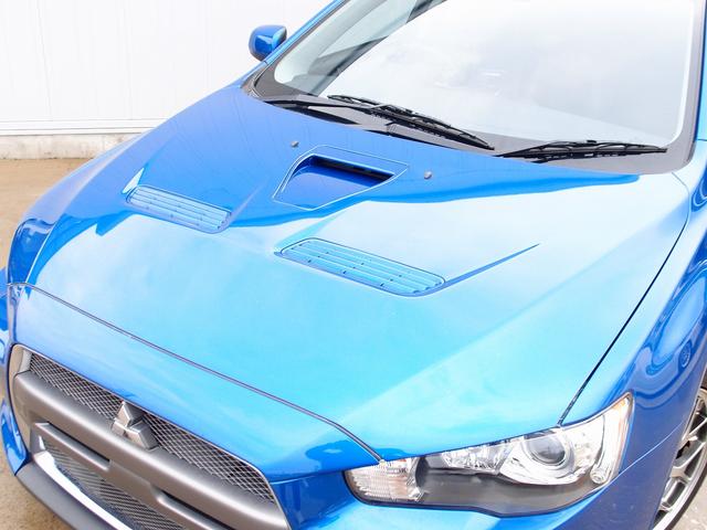 全国でも台数の少ないライトニングブルー外装色のランサープレミアムが入庫！過去分解整備記録簿も１３枚残っており、令和７年６月にＨＫＳ車高調も新品取付け済。令和４年５月ＳＳＴストレーナー交換済みです