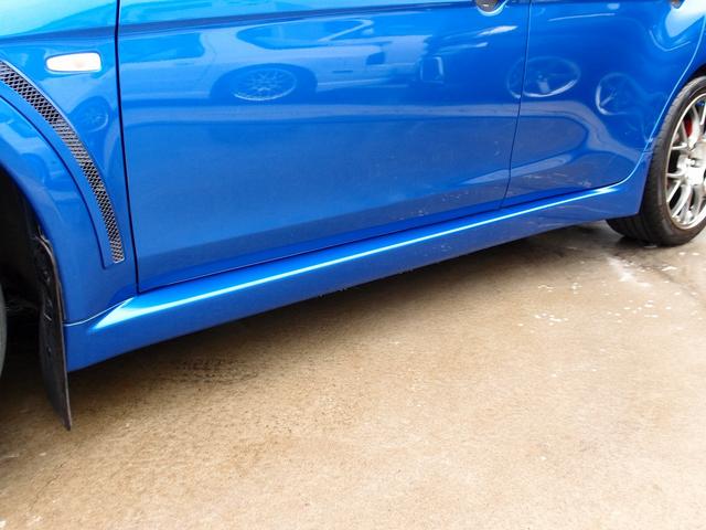 全国でも台数の少ないライトニングブルー外装色のランサープレミアムが入庫！過去分解整備記録簿も１３枚残っており、令和７年６月にＨＫＳ車高調も新品取付け済。令和４年５月ＳＳＴストレーナー交換済みです