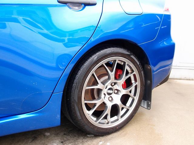 純正ＨＤＤナビゲーション／ＥＴＣ／ＨＩＤライト／ＨＫＳ車高調（令和７年６月取付／ＢＢＳ１８ＡＷ／タイヤ８分山前後／前後ブレンボキャリパー／ＰＥＲＲＩＮウイングスタビライザー／ラリーアートマッドフラップ