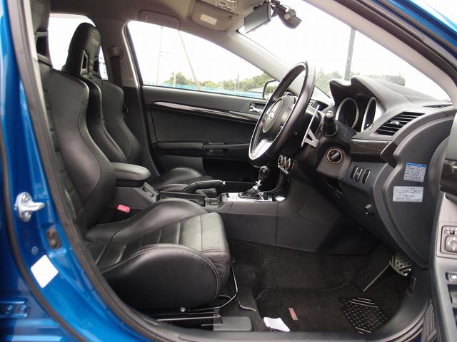 人気のＲＥＣＡＲＯ製ハーフレザーセミバケットシート装備。切れや目立つような使用感も無く大変綺麗な状態となります。過去分解整備記録簿も１３枚残っており、しっかりと整備点検された一台