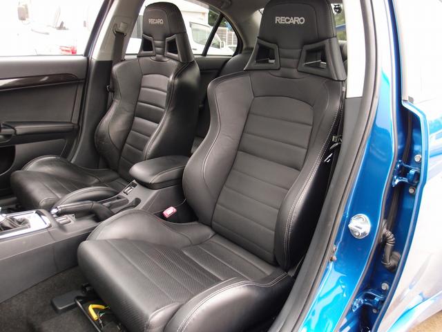 人気のＲＥＣＡＲＯ製ハーフレザーセミバケットシート装備。切れや目立つような使用感も無く大変綺麗な状態となります。過去分解整備記録簿も１３枚残っており、しっかりと整備点検された一台