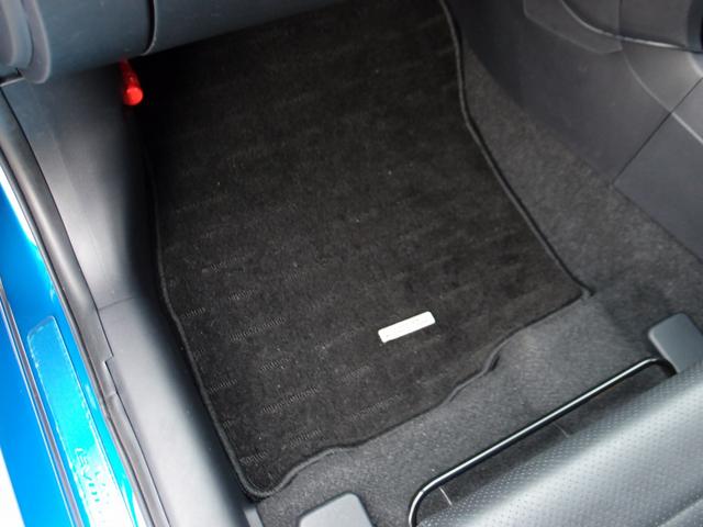 弊社はドアのヒンジ部分／各種内張り／フロアマットなど、細かな所も綺麗にクリーニング致します。新車おろしたてのような輝きある車両をお客様にご納車させて頂きます。ご遠方のお客様もご安心してご検討下さいませ