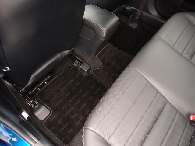 弊社はドアのヒンジ部分／各種内張り／フロアマットなど、細かな所も綺麗にクリーニング致します。新車おろしたてのような輝きある車両をお客様にご納車させて頂きます。ご遠方のお客様もご安心してご検討下さいませ