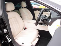 運転席、助手席シートは電動にて調整可能なパワーシートにシートヒーター、シートメモリー機能完備。切れや擦れなども無く新車卸したてのような状態となります。数少ないオブシディアンブラック外装色に白革シート 4