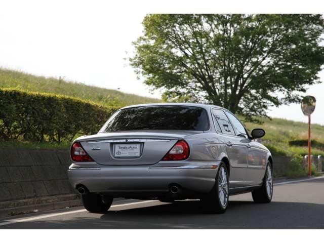 ＸＪ ＸＪ８　Ｌ　４．２　右ハンドル　ロングボディ　黒革　クルーズコントロール　障害物センサー　頸部衝撃緩和ヘッドレスト　エアサスペンション　パワーシート　シートヒーター　本革シート　フォグランプ（7枚目）